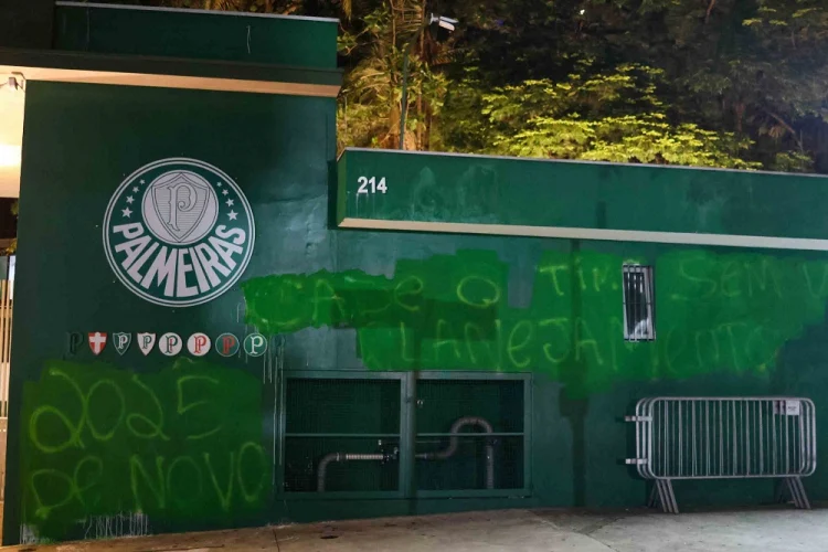 Palmeiras sofre vexame histórico e torcedores protestam com pichações