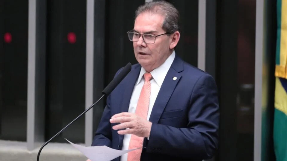 Paulinho da Força anuncia pré-candidatura ao Senado com apoio de Hugo Motta