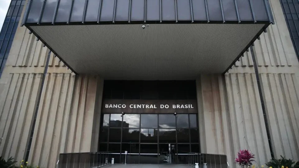 PF investiga influenciadores por ataques ao Banco Central após liquidação do Master