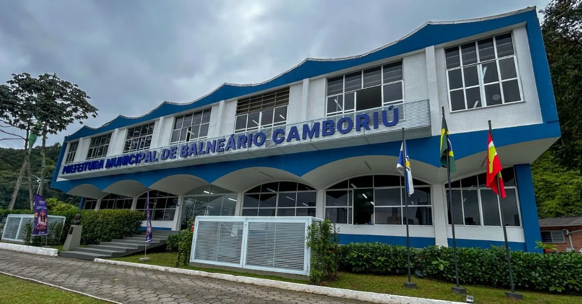 Prefeita Juliana Pavan sanciona lei que muda taxas e isenções em Balneário Camboriú