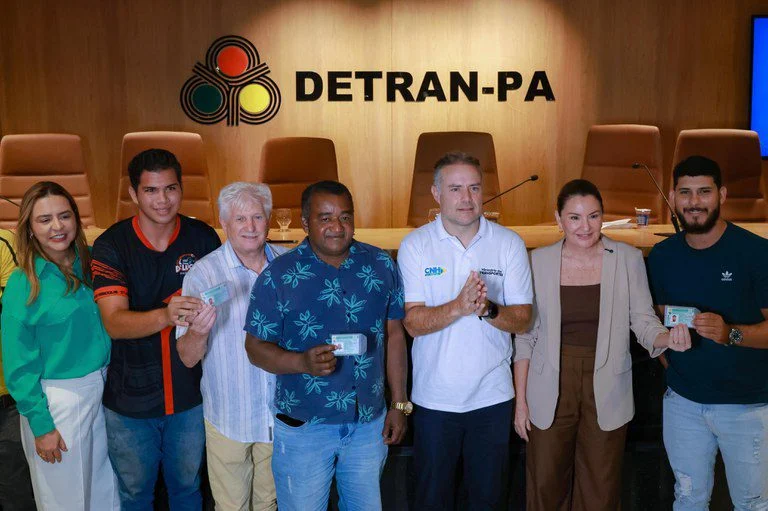Renan Filho entrega CNH a trabalhador e destaca avanços no Pará com programa