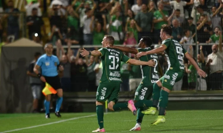 Santos sofre 3 gols em 17 minutos e perde de 4 a 2 para Chapecoense na estreia