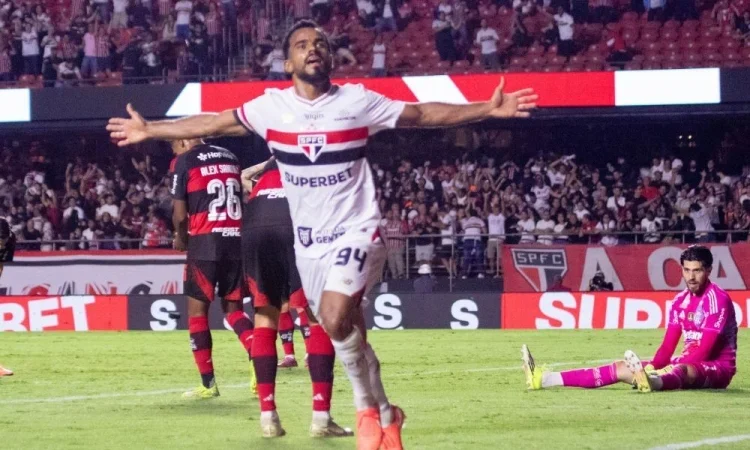 São Paulo vira sobre Flamengo no Morumbi e Crespo celebra vitória no Brasileirão
