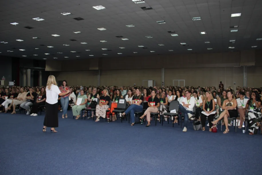 Secretária Luciane Bisognin Ceretta promove formação para educadores em SC