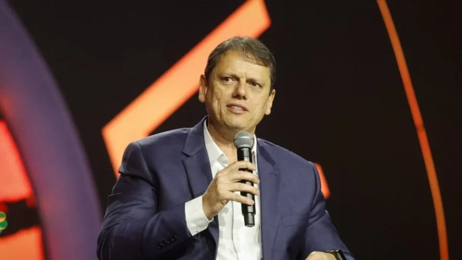 Tarcísio de Freitas afirma que Flávio Bolsonaro é candidato consolidado à presidência