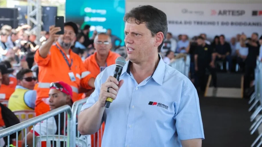 Tarcísio de Freitas confirma candidatura à reeleição em SP e apoio a Flávio Bolsonaro