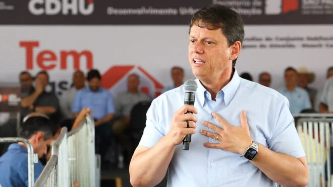 Tarcísio de Freitas reafirma candidatura à reeleição em SP e descarta renúncia