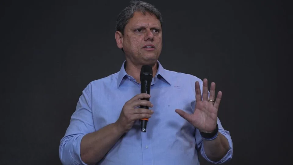 Tarcísio de Freitas reafirma lealdade a Bolsonaro e cancela visita por compromissos