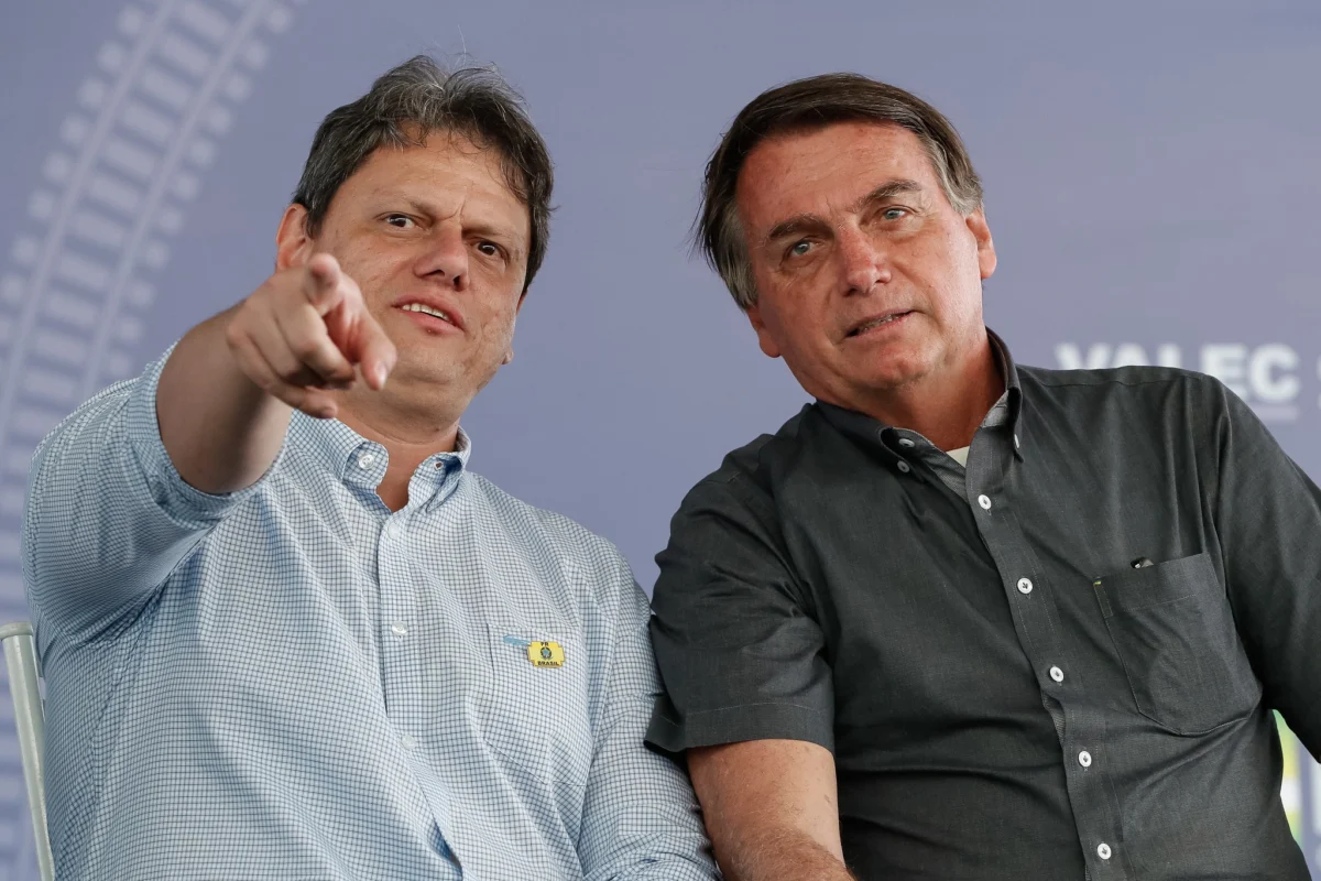 Tarcísio de Freitas visita Bolsonaro com pressão da família e tensão política