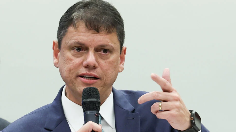 Tarcísio visita Bolsonaro na Papuda e confirma reeleição em SP; Eduardo elogia
