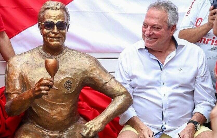 Abel Braga é eternizado em Atlântida com estátua de bronze e emoção intensa