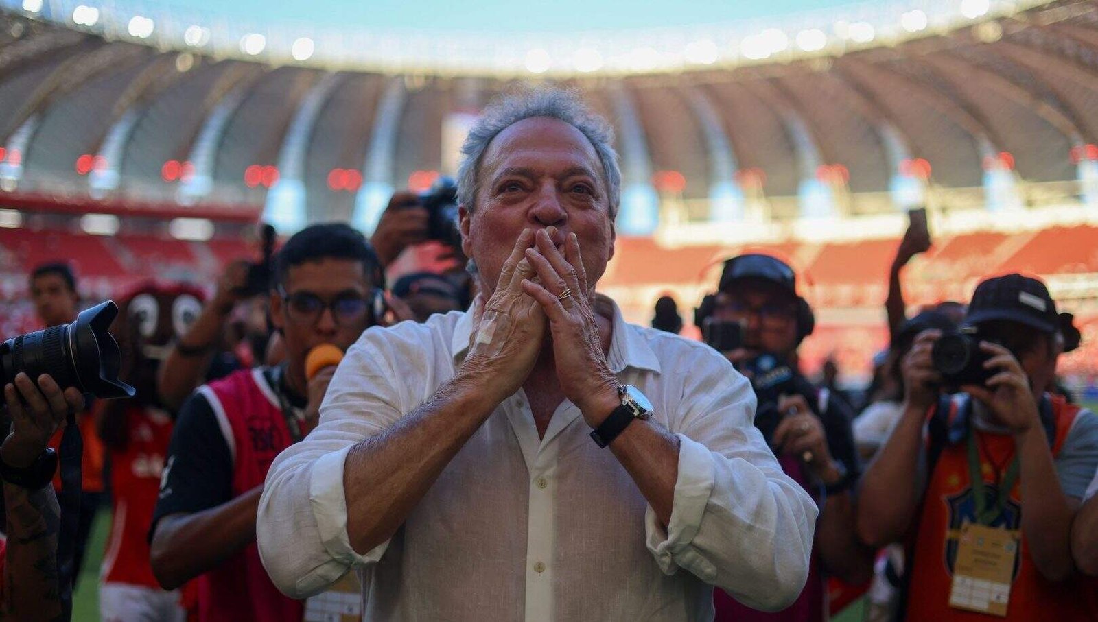 Abel Braga recebe estátua em homenagem por salvar o Inter do rebaixamento