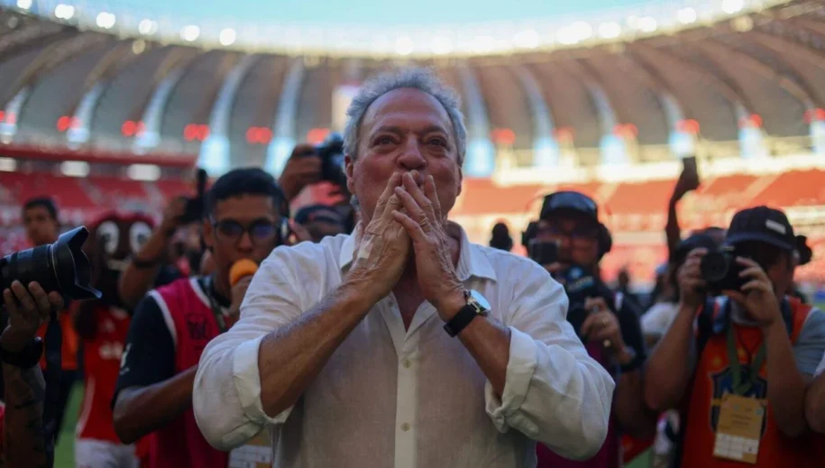 Abel Braga recebe estátua em homenagem por salvar o Inter do rebaixamento