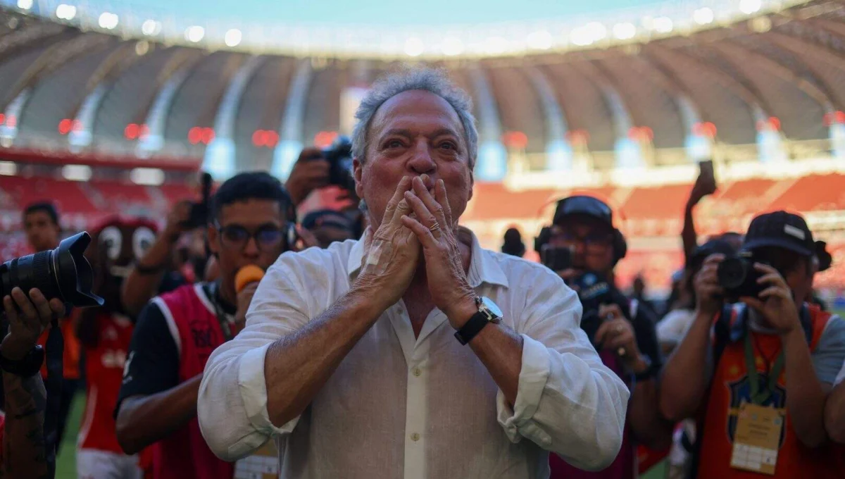 Abel Braga recebe estátua em homenagem por salvar o Inter do rebaixamento