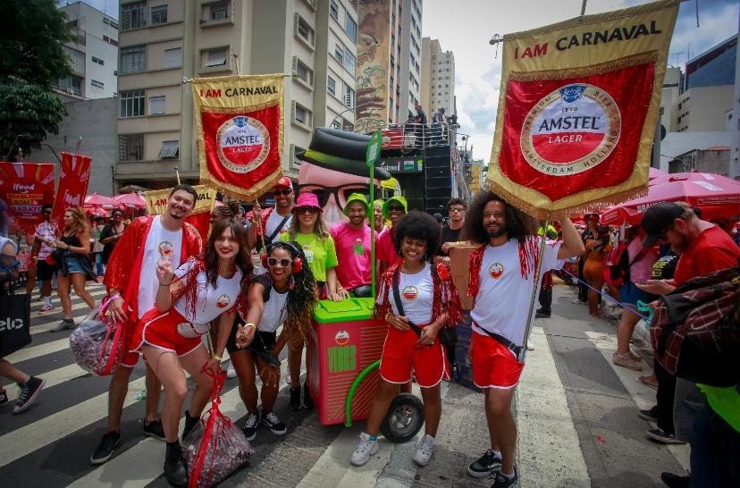 Amstel amplia patrocínios no Carnaval e enfrenta queda de vendas da Heineken