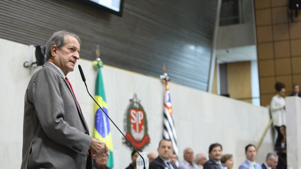 André do Prado homenageia Valdemar Costa Neto em cerimônia na Alesp em 2026