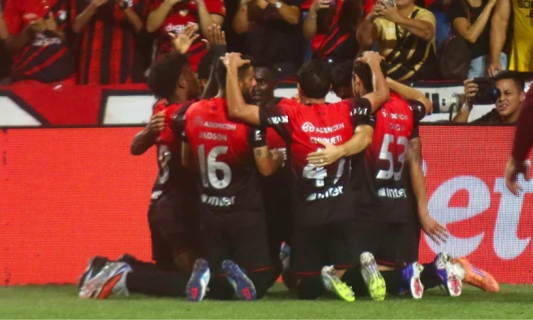 Athletico-PR vence Santos no último minuto e complica situação do Peixe