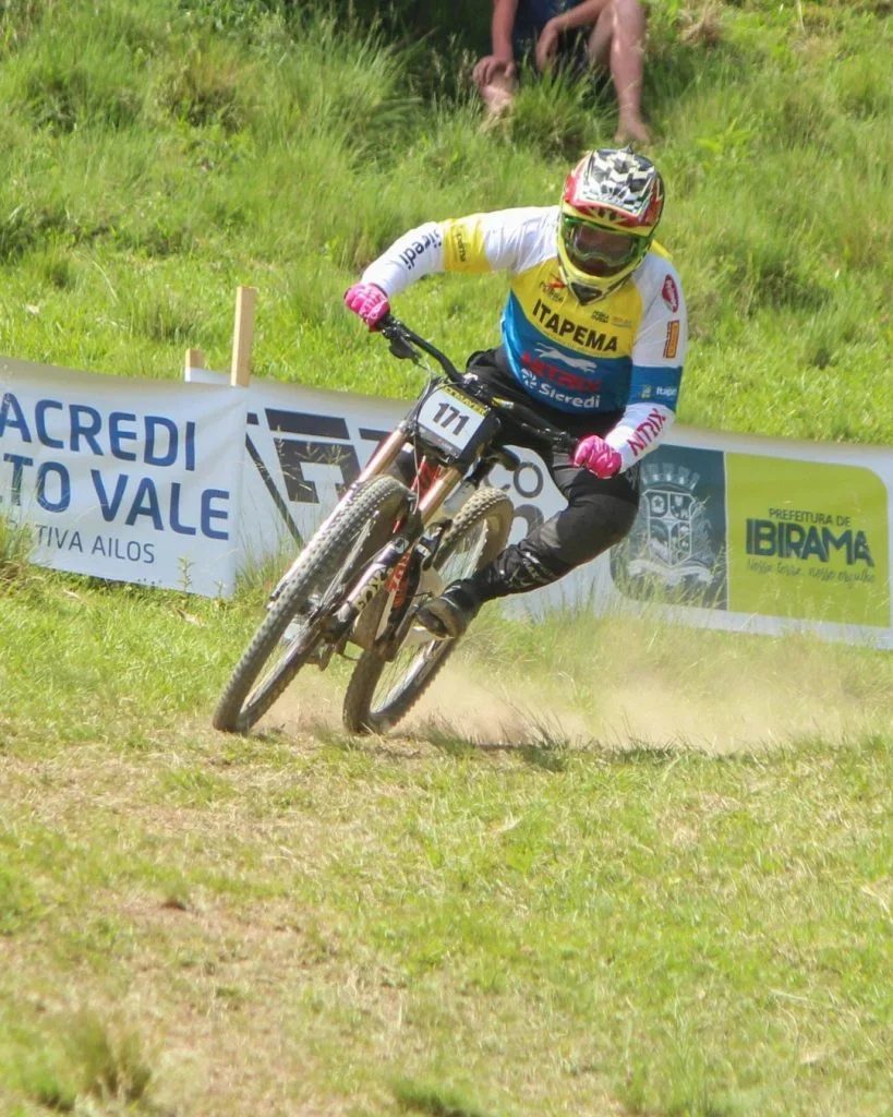 Atletas de Itapema disputam Sul Brasileiro de Downhill em Ibirama e buscam pontos