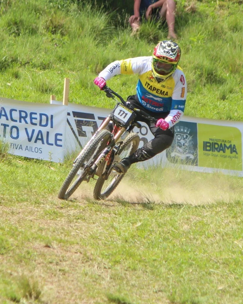 Atletas de Itapema disputam Sul Brasileiro de Downhill em Ibirama e buscam pontos