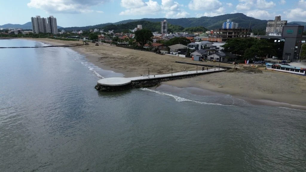 Balneário Piçarras acelera megaobra de alargamento da Praia Central em 60 dias