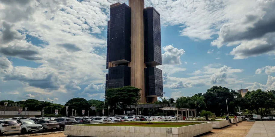 Banco Central revela alta dos juros e impacto no crédito das famílias e empresas