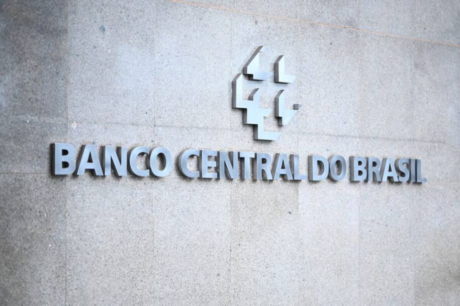 Banco Central revela que 97% preveem Selic a 15% e Oi enfrenta crise financeira