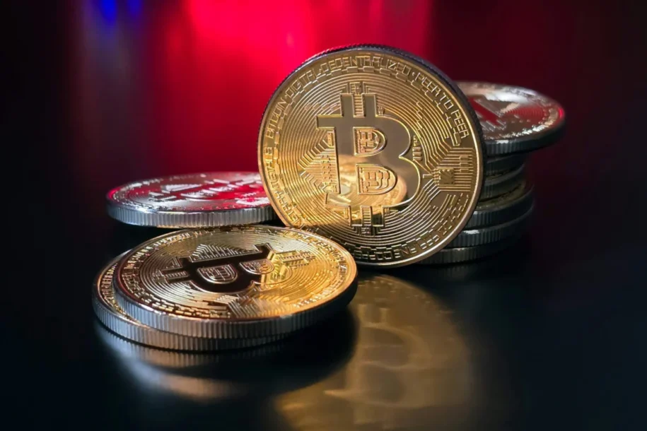 Bitcoin despenca 2,5% após dados de emprego dos EUA e se afasta dos US$ 70 mil