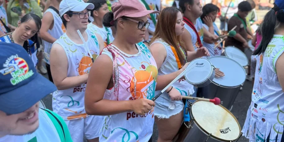 Bloco Percussomos do Amor transforma carnaval de Niterói com inclusão e diversidade