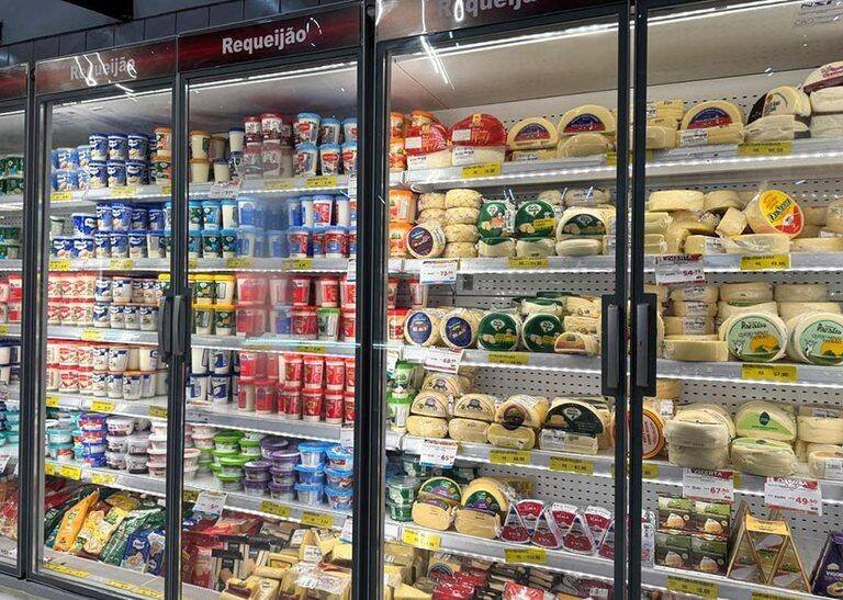 Brasil enfrenta queda de preços do leite após produção recorde em 2025