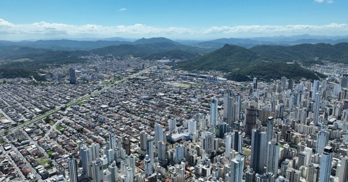 Câmara de Balneário Camboriú vota revisão que limita novas unidades e amplia gabarito