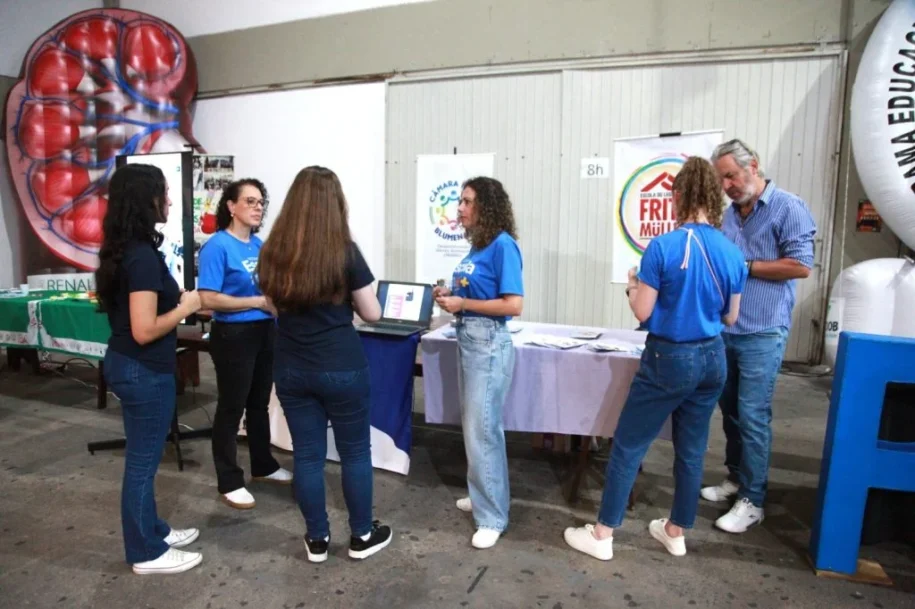 Câmara de Blumenau apresenta serviços gratuitos e reforça parceria com a Educação