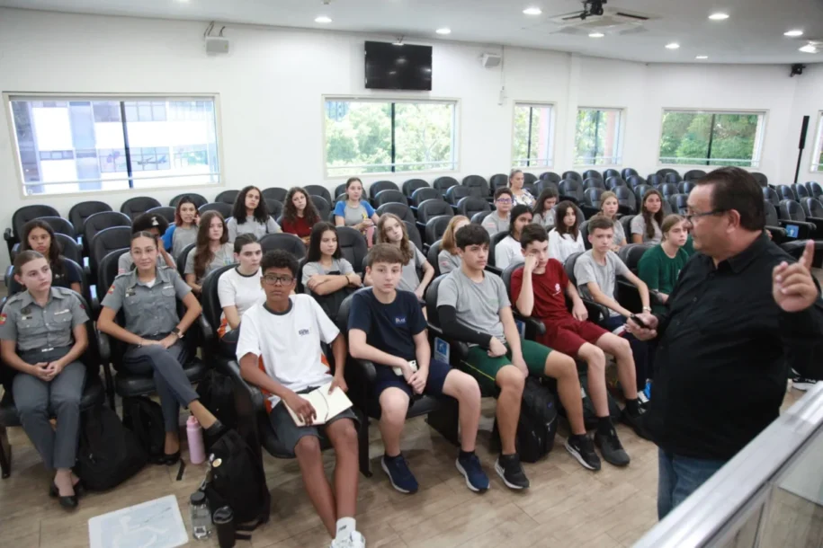 Câmara de Blumenau promove curso de oratória para vereadores mirins em fevereiro