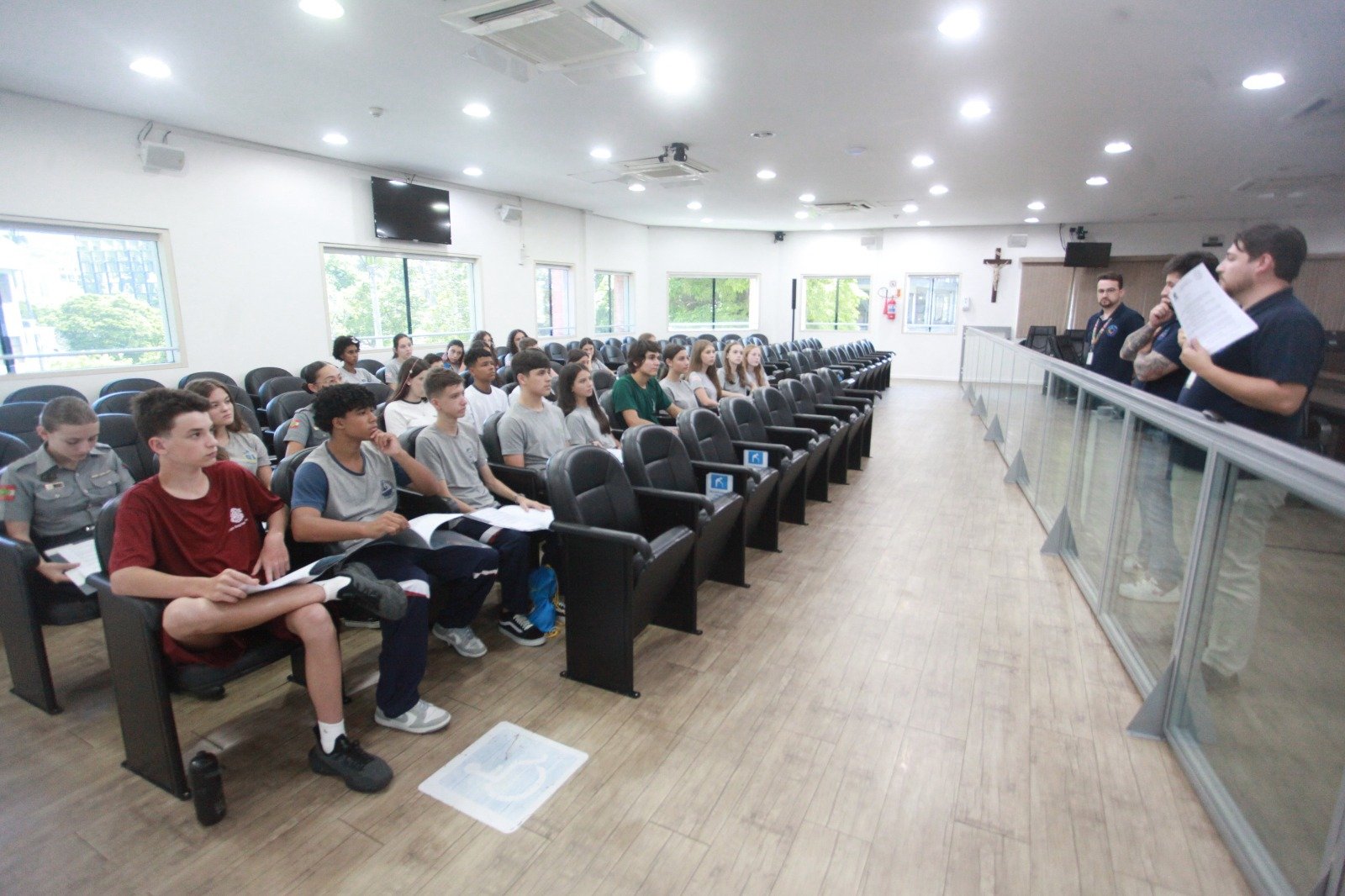 Câmara de Blumenau realiza posse de vereadores mirins em sessão solene tensa