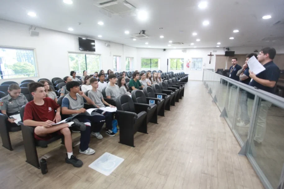 Câmara de Blumenau realiza posse de vereadores mirins em sessão solene tensa