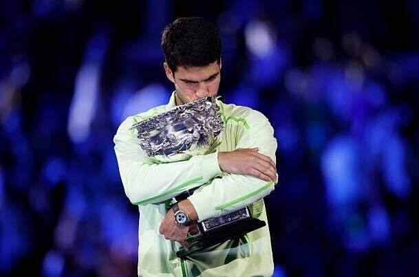 Carlos Alcaraz derruba Djokovic e conquista Australian Open em final histórica