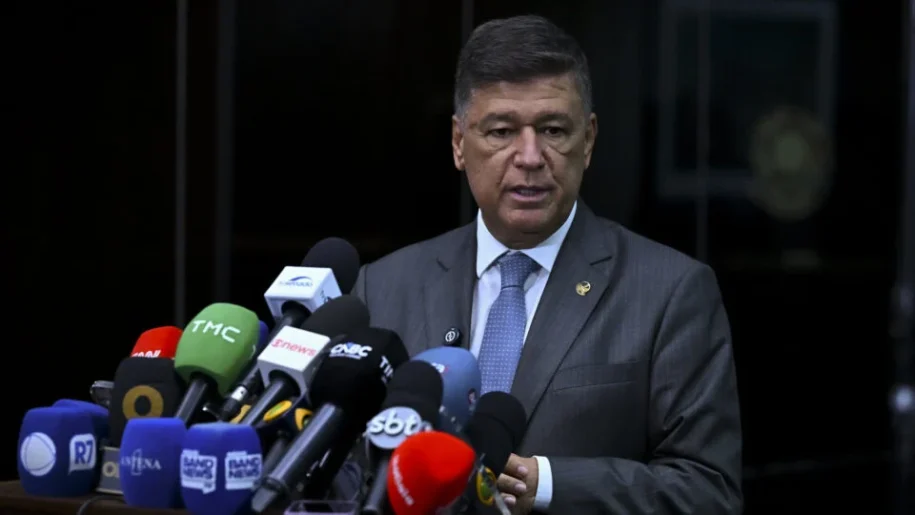 Carlos Viana adia depoimento de Daniel Vorcaro para fevereiro de 2026 após problemas de saúde