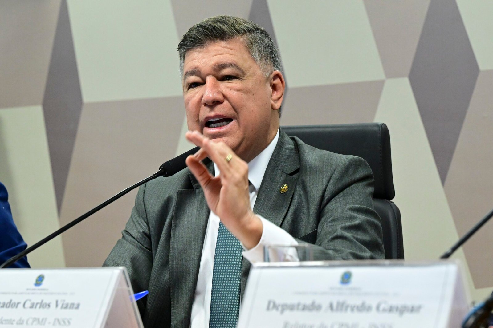 Carlos Viana cobra Mendonça por dados sigilosos de Daniel Vorcaro na CPMI