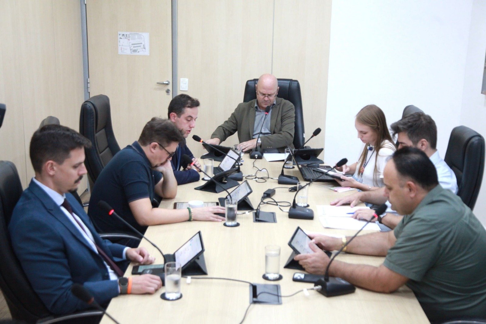 CCJ de Blumenau aprova 3 projetos e veta 4 em reunião tensa de fevereiro