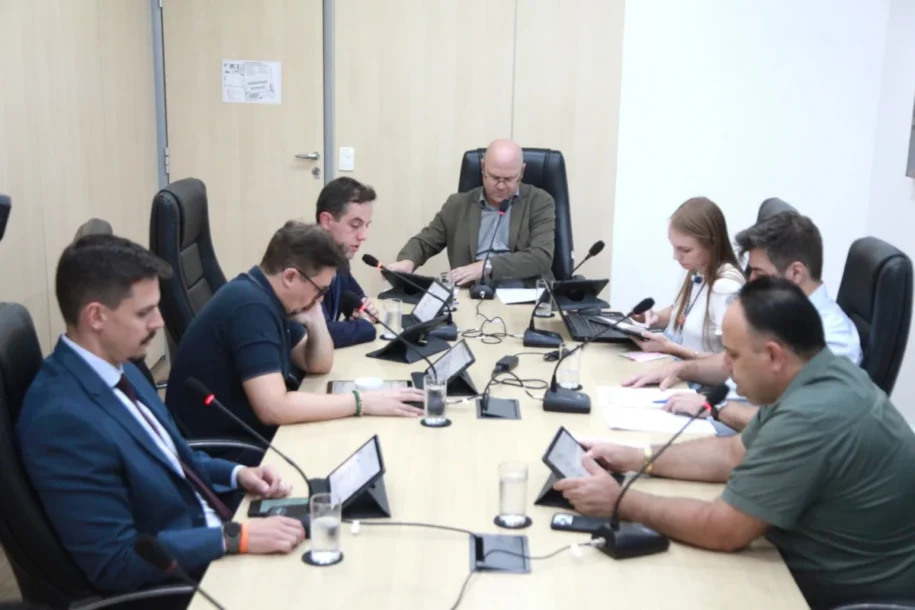 CCJ de Blumenau aprova 3 projetos e veta 4 em reunião tensa de fevereiro