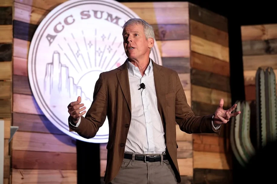 Chris Wright afirma que Trump ganha poder de barganha sobre o Irã com petróleo barato