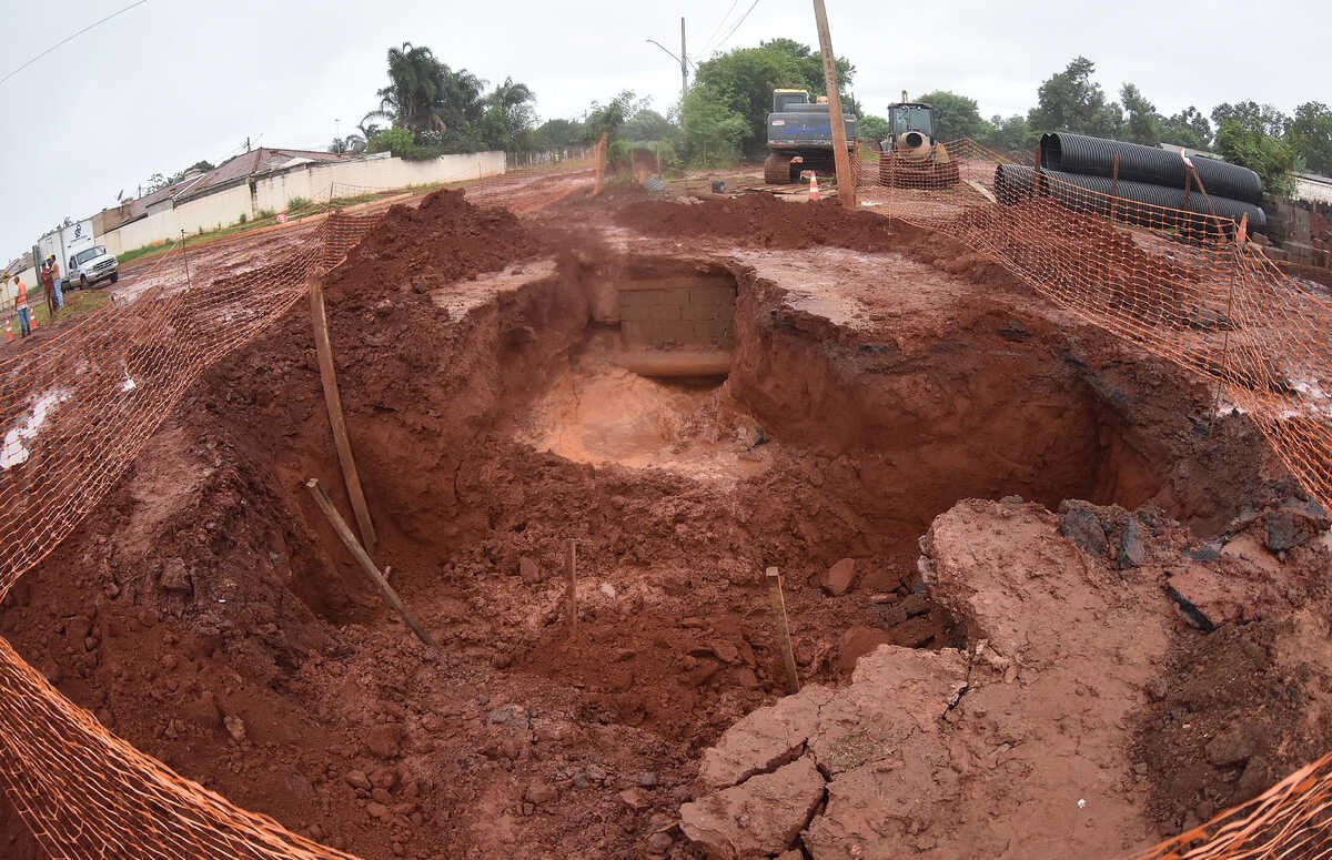 Chuva forte em Campo Grande causa cratera e quase engole caminhonete