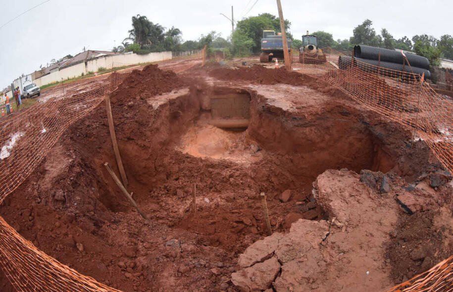 Chuva forte em Campo Grande causa cratera e quase engole caminhonete