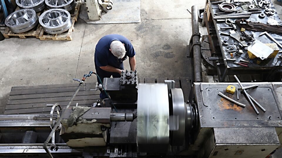 CNI alerta: Fim da escala 6×1 pode custar R$ 267 bilhões ao ano para empresas