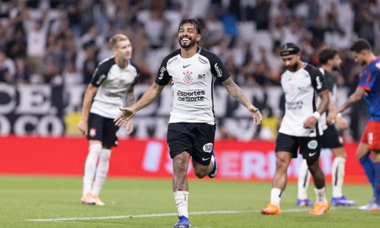 Corinthians derrota Bragantino e conquista primeira vitória no Brasileirão