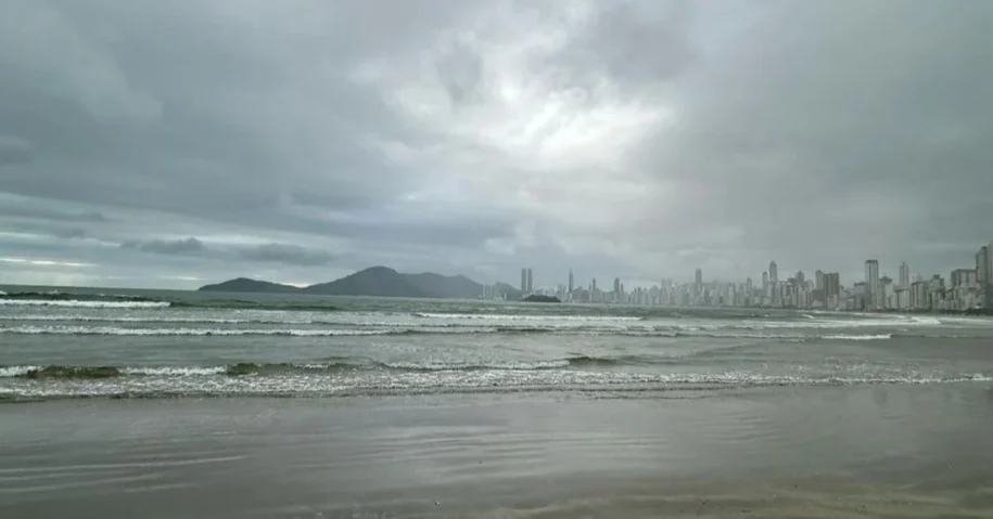 Defesa Civil Alerta Balneário Camboriú sobre Risco de Alagamentos e Tempestades