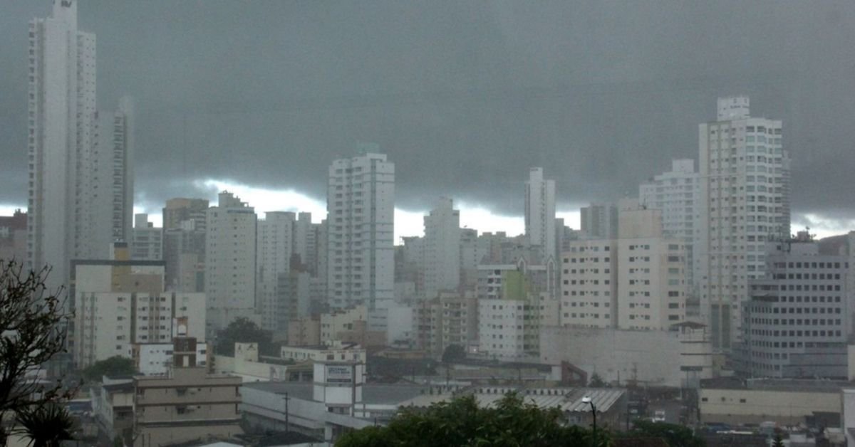 Defesa Civil de Balneário Camboriú emite alerta para temporais nesta sexta-feira