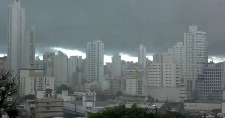 Defesa Civil de Balneário Camboriú emite alerta para temporais nesta sexta-feira