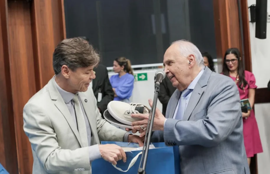 Deputado Londres Machado recebe presente e gera polêmica em Campo Grande