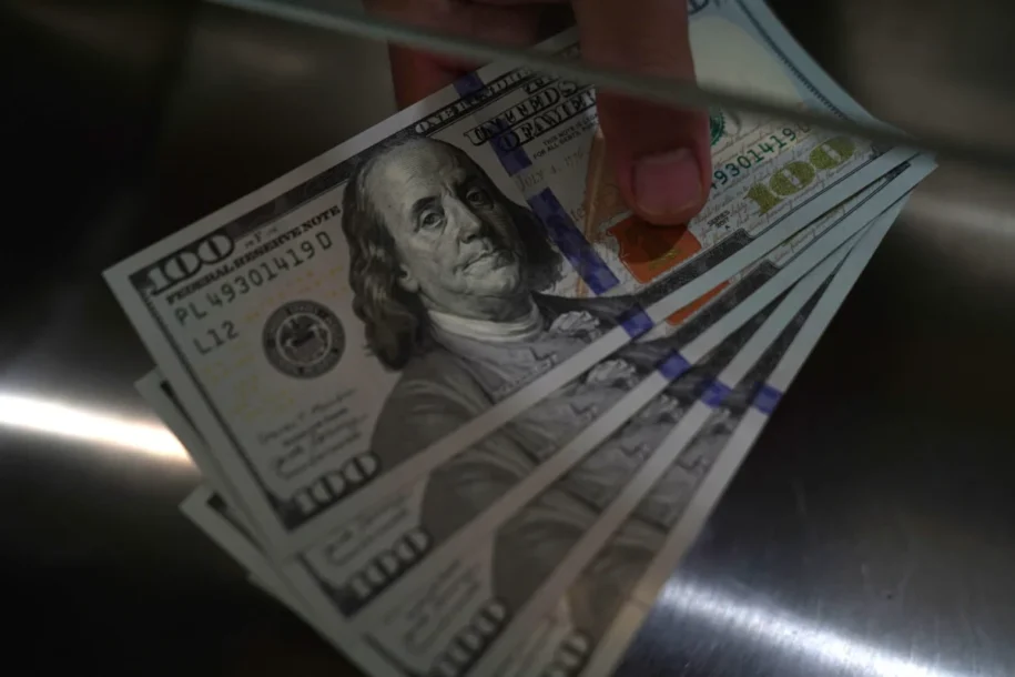 Dólar cai a R$ 5,2163 após ata do Copom e indicação de Kevin Warsh ao Fed