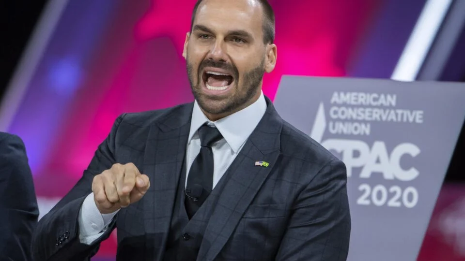 Eduardo Bolsonaro alerta sobre riscos a Flávio nas eleições de 2026 e menciona atentados